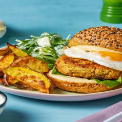 Boekoeloekoeburger Op Een Wortelbroodje Met Gebakken Ei, Aardappeltjes En Salade