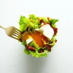 Traditional Salade Lyonnaise