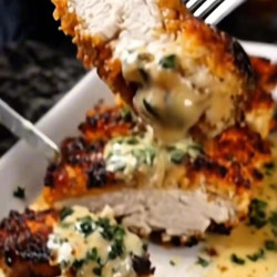 Crispy Chicken With Creamy Garlic Sauce