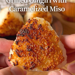 Onigiri grillé au miso caramélisé