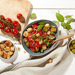 Panzanella: Italienischer Brotsalat Mit Oliven