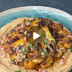 Steak De Chou-fleur Rôti Sur Lit D'houmous
