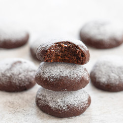 3 Ingredient Keto Chocolate Peanut Butter Meltaway Cookies