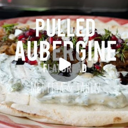Flatbread Met Pulled Aubergine, Tahin &amp; Feta