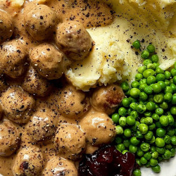 Quorn Meatballs And Creamy Gravy With Mash