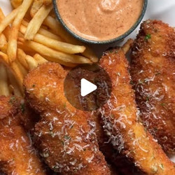 Crispy Garlic Parmesan Chicken Strips With Creamy Chili Sauce
