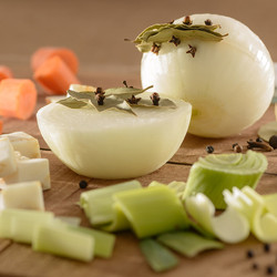 Gespickte Zwiebel