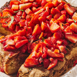 Amandelcake Met Venkelzaad En Gemarineerde Aardbeien