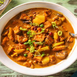 Zoete-aardappelsoep Met Limoen Met Kidneybonen En Paprika