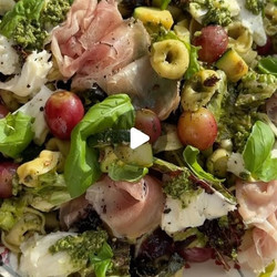 Tortellini Groene Pesto Met Parmaham En Gegrilde Druiven