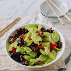 Stir-fried Celtuce With Wood Ear Mushrooms