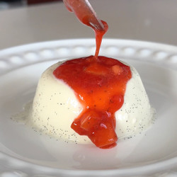 Panna Cotta Alle Fragole - Panna Cotta With Strawberry Coulis