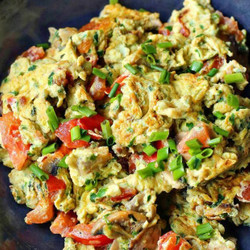Rührei Mit Champignons Und Tomaten