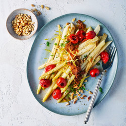 Gebratener Spargel Mit Zitrone, Datteltomaten Und Pinienkernen