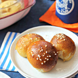 Easy Cheese-stuffed Pretzel Bites