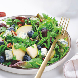 Salade Met Peer, Rucola, Blauwe Kaas, Noten En Bosbessen