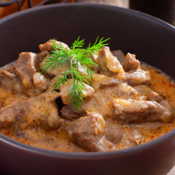 Rahmgulasch Mit Paprika, Champignons Und Rotwein