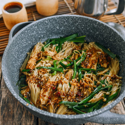 Spicy Enoki Mushrooms With Garlic