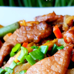 Smażony Makaron Udon Z Wieprzowiną Po Chińsku I Warzywami