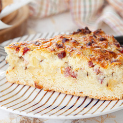Zwiebelkuchen Mit Speck Und Würzigem Bergkäse