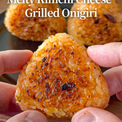 Onigiri grillé au camembert et au kimchi