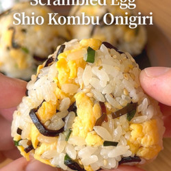 Onigiri aux œufs brouillés et au konbu salé