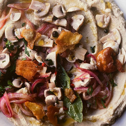 Purea di cannellini con funghi sottaceto e crostini di pita