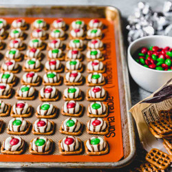 Christmas Pretzel Hugs