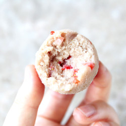 3 Ingredient Strawberry Protein Balls