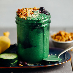 Super Green Spirulina Smoothie (5 Ingredients!)