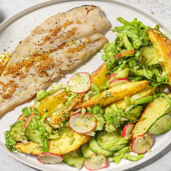 Heek Met Scandinavische Stijl Salade Met Aardappelen, Dille En Botersla