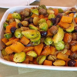 Veganes Rosenkohl-kürbis-gemüse Mit Maronen Und Sesam-dip