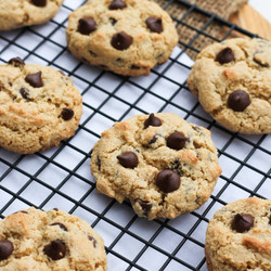 Crispy Vegan Chocolate Chip Cookies