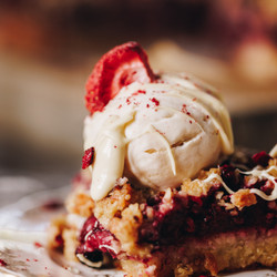 Berry And Oat Slice - Keke Hua Me Te Kongakonga Ōti