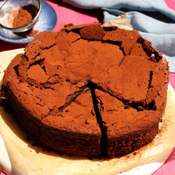 Easy 5-ingredient Flourless Chocolate Cake