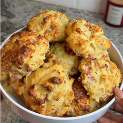 Bacon, Egg &amp; Cheese Breakfast Biscuits