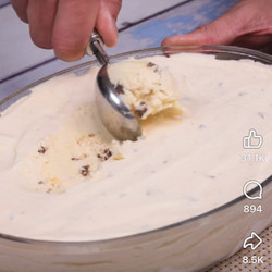 Peach/Grated Chocolate Ice Cream