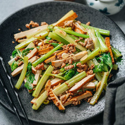 Dried Tofu And Celery Stir Fry (西芹炒香干)