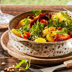 Mediterraner Kartoffelsalat mit Oliven und Rucola