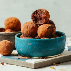 7-ingredient Brownie Bliss Balls (made From Almond Pulp!)