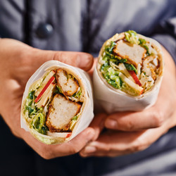 Wraps De Tofu Au Cari, Aux Avocats Et À La Salade De Chou Et De Pomme