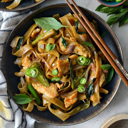 Drunken Noodles With Chicken