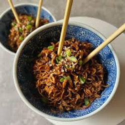 Ottolenghi Comfort: Snelle ramennoedels met paddenstoelen