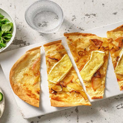 Flammkuchen Met Brie En Appel Met Komkommersalade
