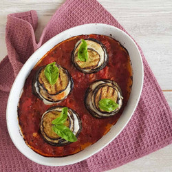 Aubergine Torentjes Met Mozzarella En Tomatensaus