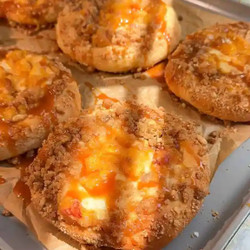 Salted Caramel Peach Crumble Buns – Giant Bakery-style Summer Buns With Cream Cheese Custard