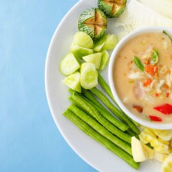 Recette Thaï Mijoté Au Crabe, Piments, Lait De Coco Et Lime Kaffir
