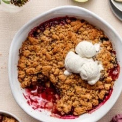 Spiced Pear Berry Crumble