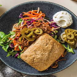 Broodje Pulled Pork Met Rode Uien Met Knapperige Koolsalade