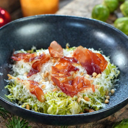 Rosenkohlsalat Mit Knusprigem Schinken, Parmesan Und Pinienkernen